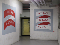 833941 Afbeelding van de teksten 'Until we meet again' en 'My bike is safe to stay', geschilderd in de gang van ...